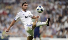 开云平台-福克斯闪耀全场，76人主场力克黄蜂，新星崛起成焦点