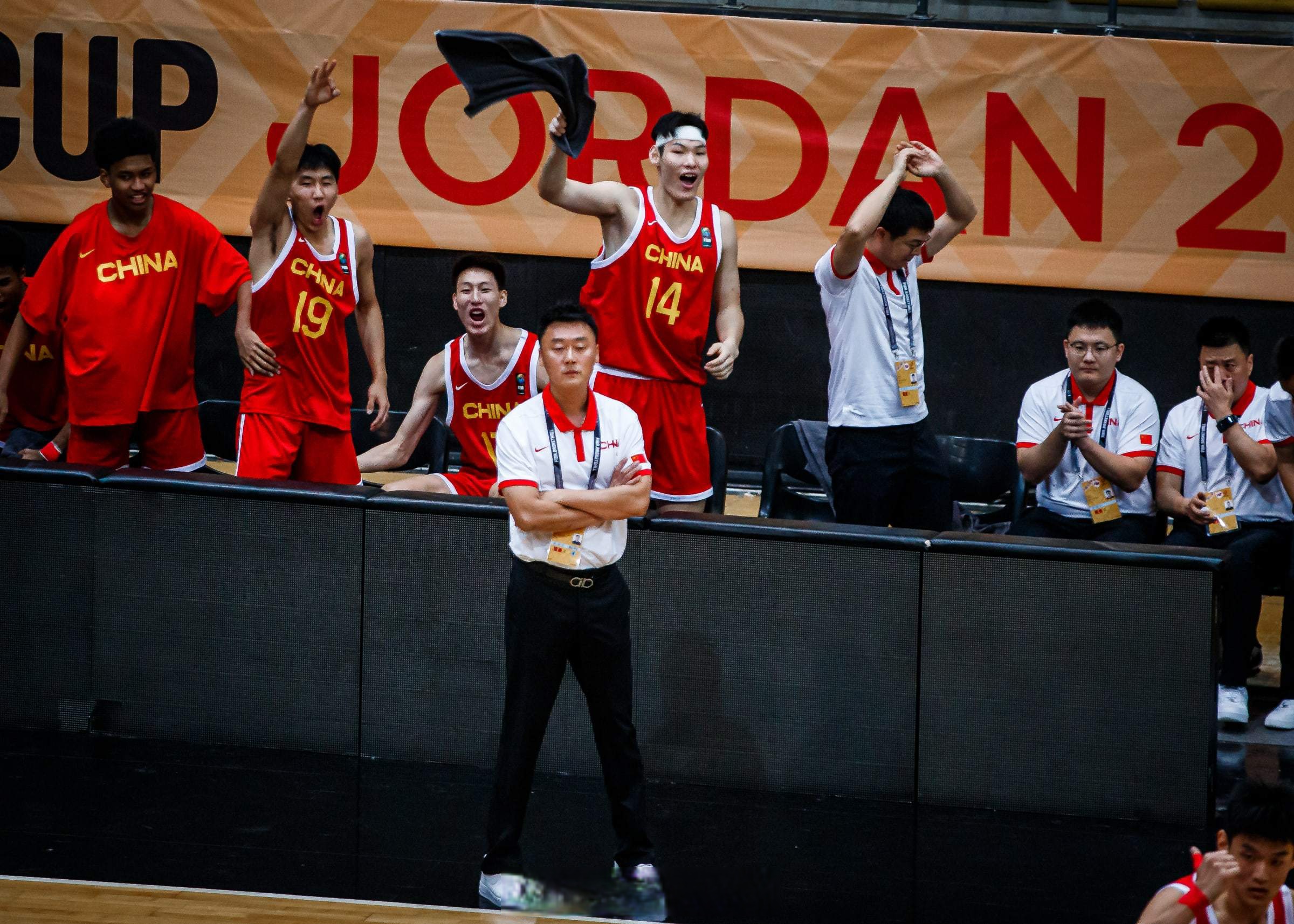 包含弱旅队实现大逆转,全队振奋,球员兴奋不已的词条 包含弱旅队实现大逆转,全队振奋,球员兴奋不已的词条