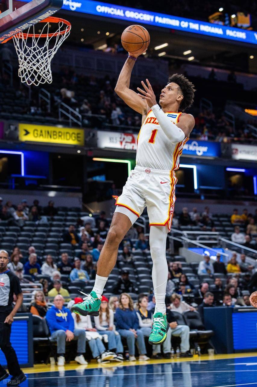 包含老鹰队年轻球员逐渐崭露头角，展现潜力和实力的词条