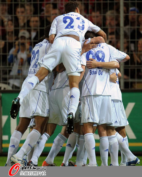 沙尔克队客场逆转莱沃库森,斩获三分 沙尔克队客场逆转莱沃库森,斩获三分