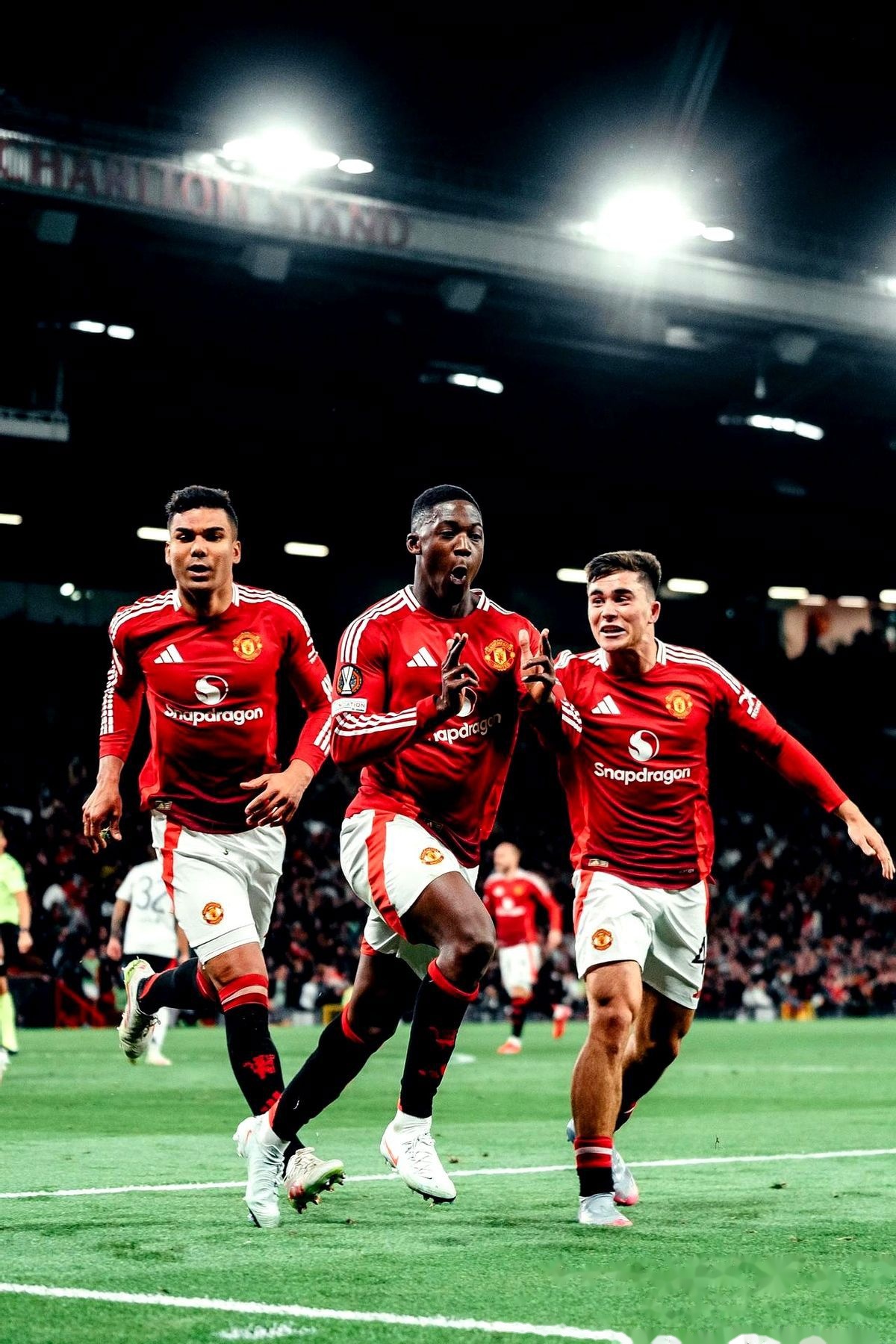 曼联客场继续不败,球队信心大增 曼联客场继续不败,球队信心大增