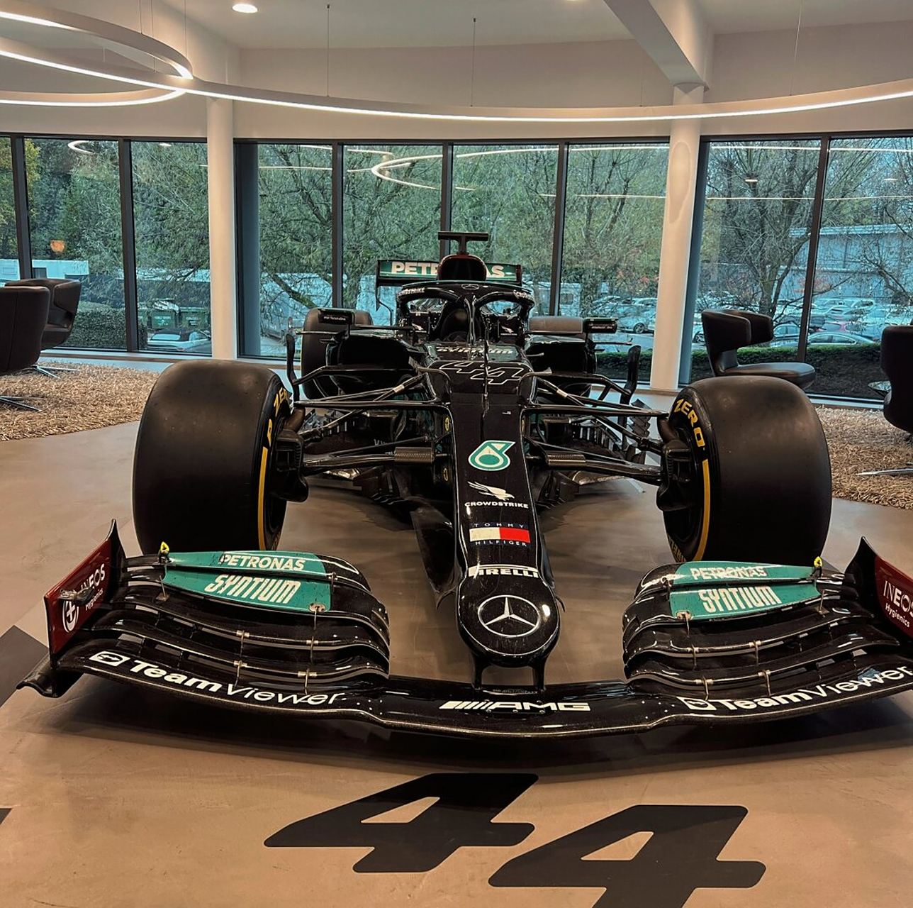 包含阿斯顿马丁轻取雷诺车队，汉密尔顿点燃赛场的词条